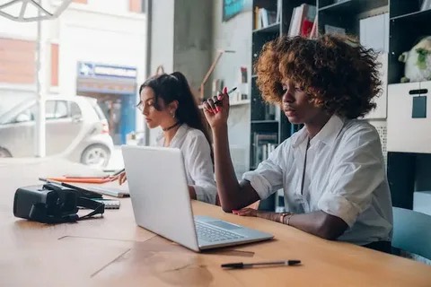 Como medir o ROI (Retorno sobre o Investimento) de campanhas com influenciadores em comparação com anúncios pagos?