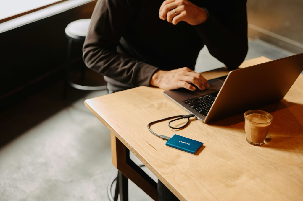 Vale mais a pena investir em NFTs ou em outras formas de renda passiva tradicionais